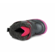 DD Step téli gyerekcipő fekete pink, oldalán unikornis díszítéssel, oldalán villogó LED-ekkel. A tépőzárba épített gomb segítségével KI/BE kapcsolható,téli bélelt nagyon jól tartja a gyerek lábát 