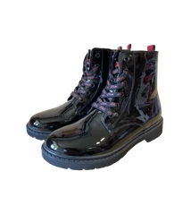 SOliver lány.nöi bakancs, fekete lakk, fekete piros füzövel , belül oldalt cipzár ezért nagyon könnyen felvehető, enyhén bélelt 