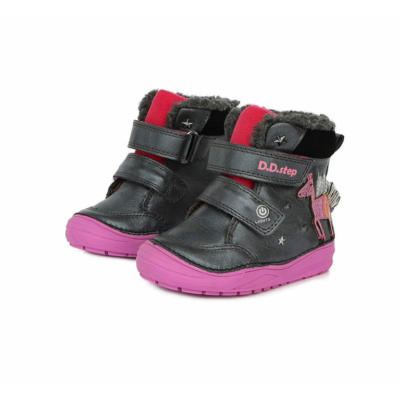 DD Step téli gyerekcipő fekete pink, oldalán unikornis díszítéssel, oldalán villogó LED-ekkel. A tépőzárba épített gomb segítségével KI/BE kapcsolható,téli bélelt nagyon jól tartja a gyerek lábát 